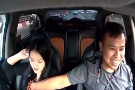 O motorista interpreta o peito da garota bonita