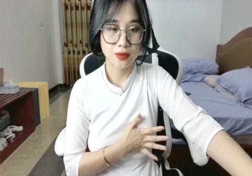 Anna Bears tira uma selfie para enviar um clipe para seus colegas de equipe para ganhar dong