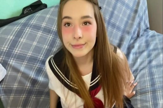 Vídeo de selfie de garota mimada e postagem na internet