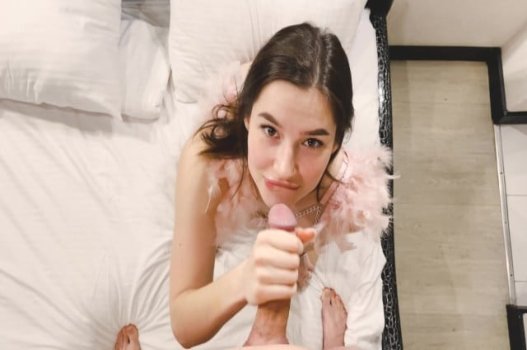 Ela mimou seu irmão mais novo que se recusou a estudar, decidiu se foder em vez