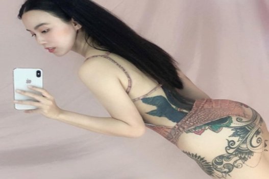 Linh Miu Lustful Show de sua boceta e se masturba extremamente estimulante