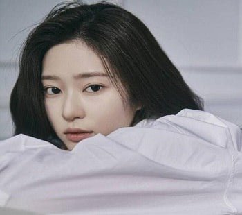 Minju no filme de sexo fodendo um ao outro é extremamente bom com o cara desconhecido